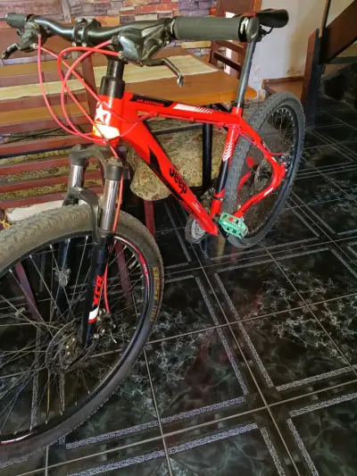 Bicicleta de montaña Jeep roja con suspensión - miniatura 4
