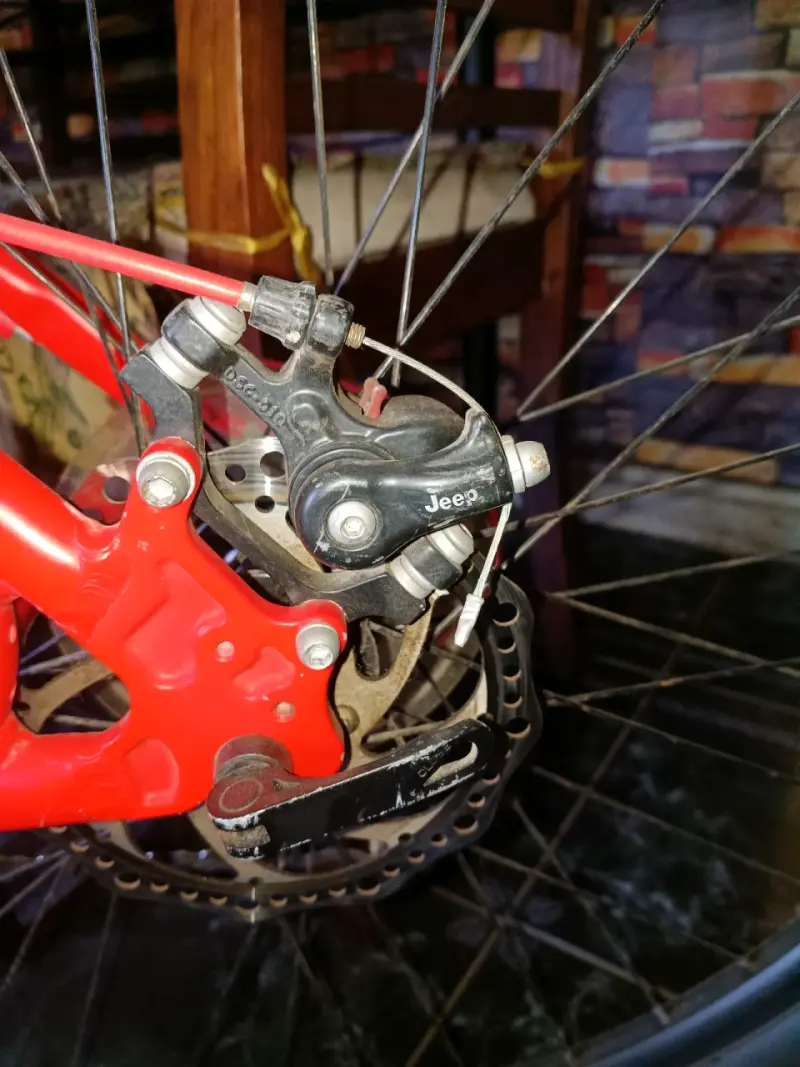 Bicicleta de montaña Jeep roja con suspensión - 5