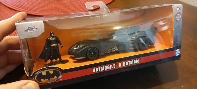 Figura de colección Batmobile y Batman Jada