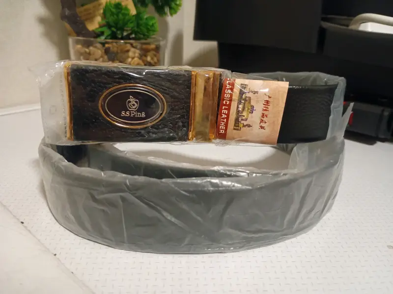 Cinturón de cuero clásico negro con hebilla dorada