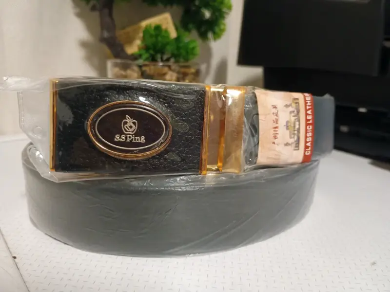 Cinturón de cuero clásico negro con hebilla dorada - 3