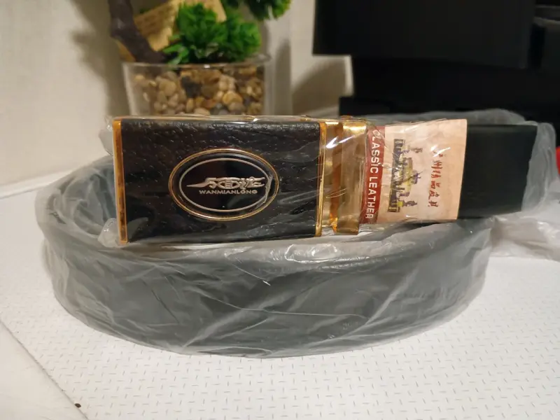 Cinturón de cuero clásico negro con hebilla dorada - 4