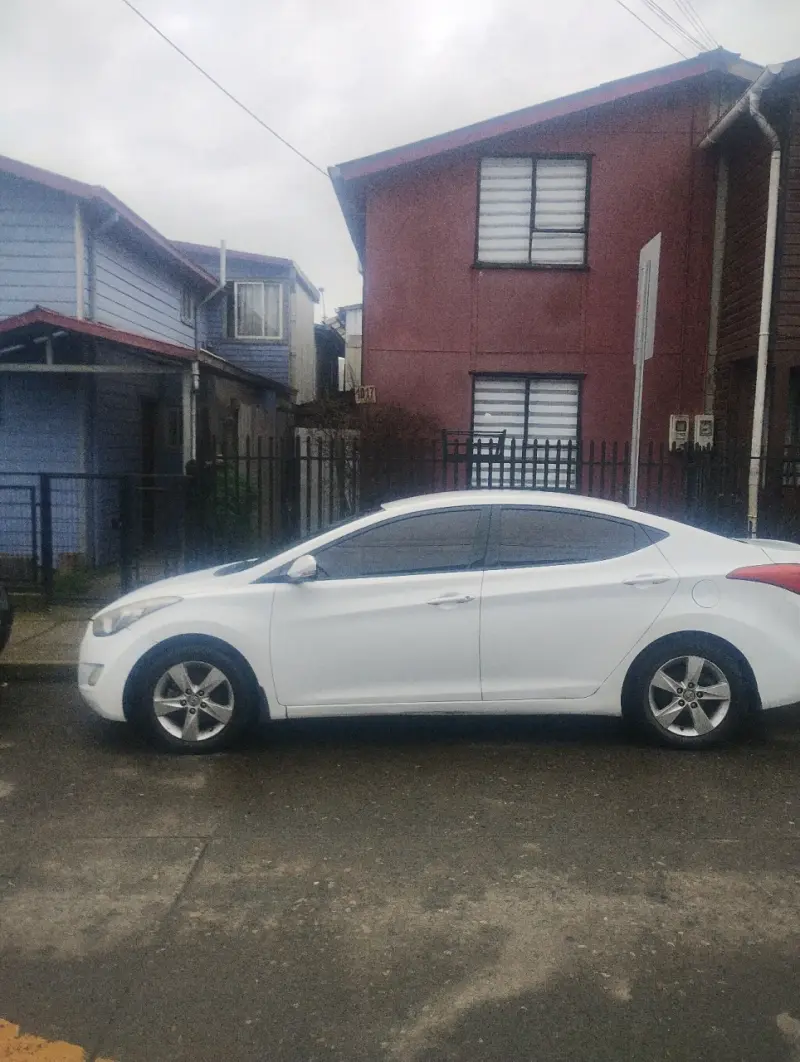 Auto sedán blanco en buen estado
