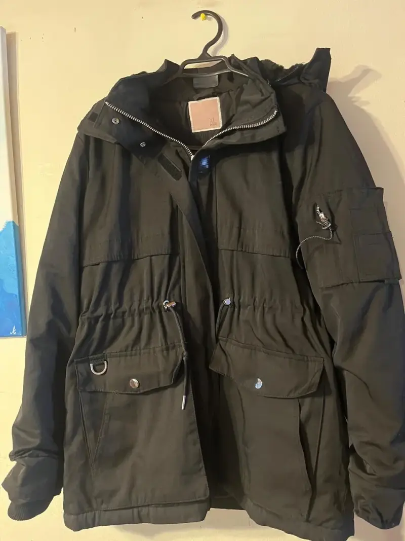 Chaqueta negra con capucha y bolsillos XL - 1