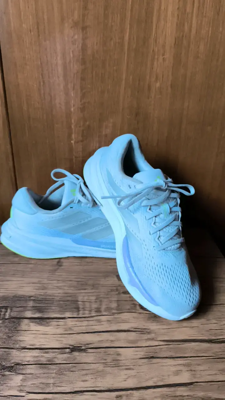 Zapatillas deportivas gris con moradopara correr - 1