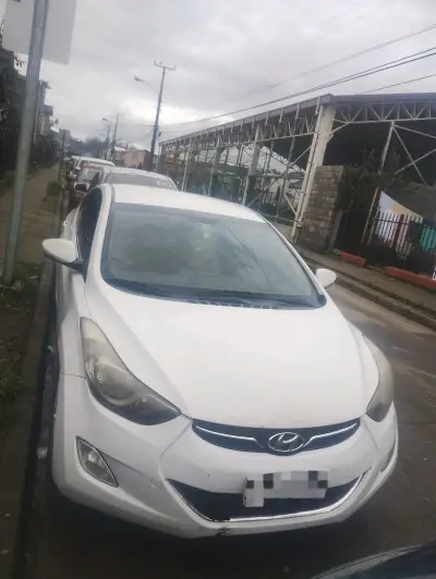 Hyundai Elantra 2013 en buen estado - miniatura 2