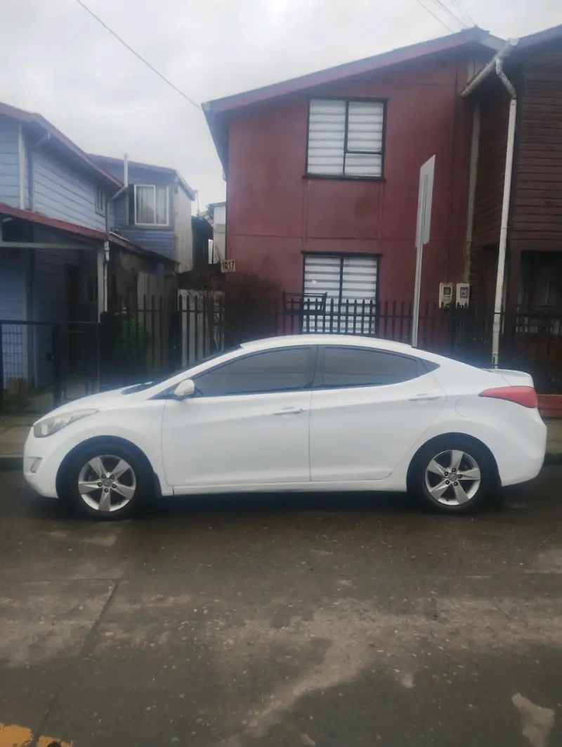 Hyundai Elantra 2013 en buen estado - 3