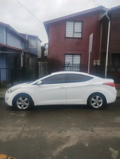 Hyundai Elantra 2013 en buen estado - miniatura 3