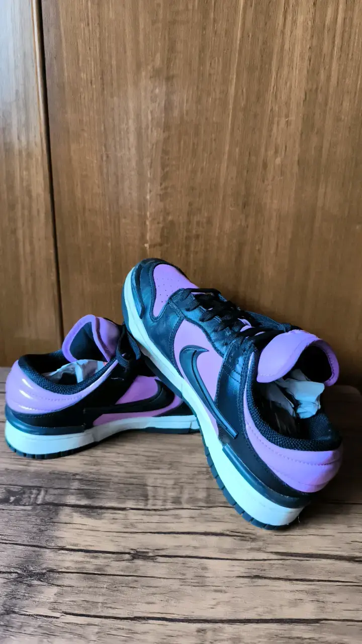 Zapatillas deportivas negras y moradas para mujer