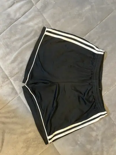 Shorts deportivos negros Adidas con franjas blancas - miniatura 1