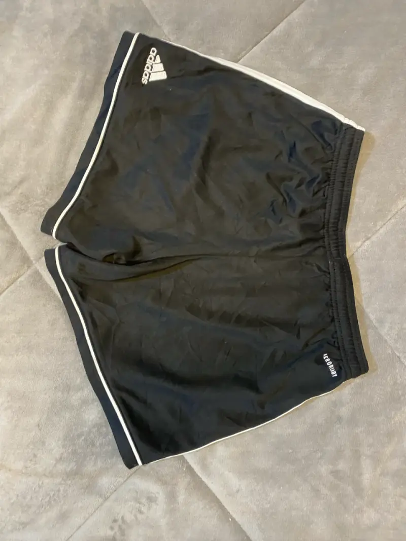 Shorts deportivos negros Adidas con franjas blancas - 2