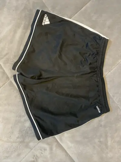 Shorts deportivos negros Adidas con franjas blancas - miniatura 2