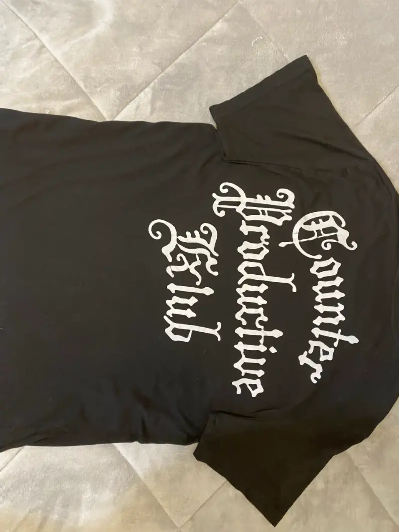Polera negra H&M con diseño gráfico - 1