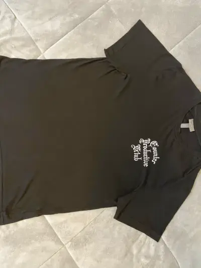 Polera negra H&M con diseño gráfico - miniatura 2