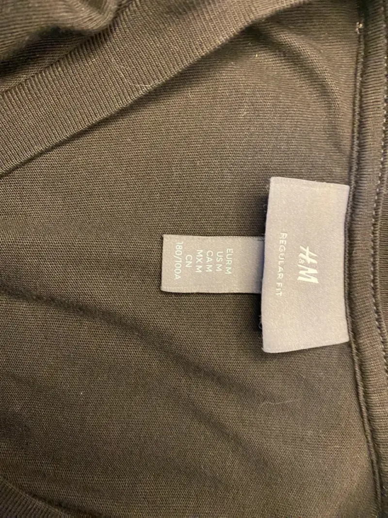Polera negra H&M con diseño gráfico - 3
