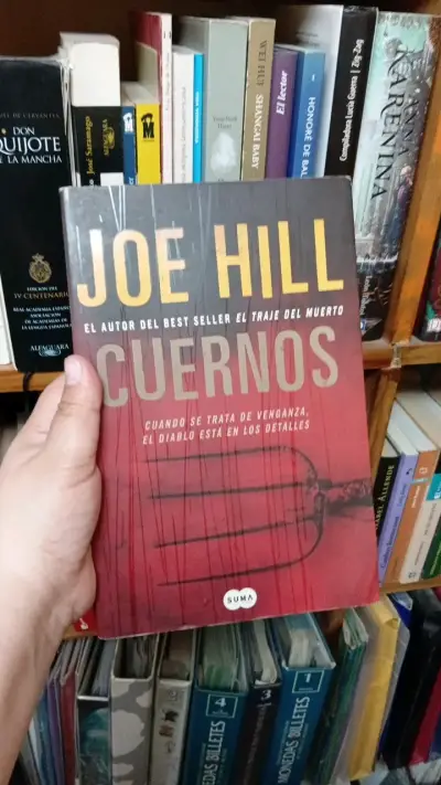 Libro 'Cuernos' de Joe Hill en buen estado - miniatura 1