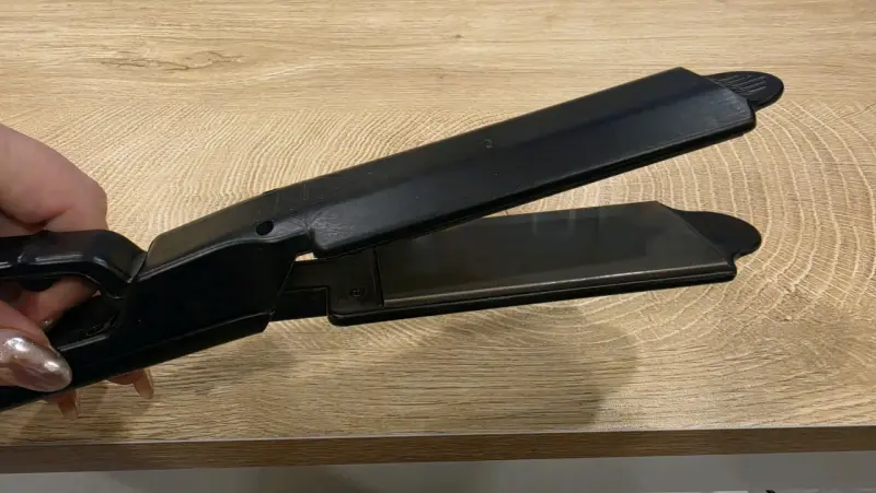 Plancha de Pelo Negra con Control de Temperatura - 3