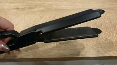 Plancha de Pelo Negra con Control de Temperatura - miniatura 3