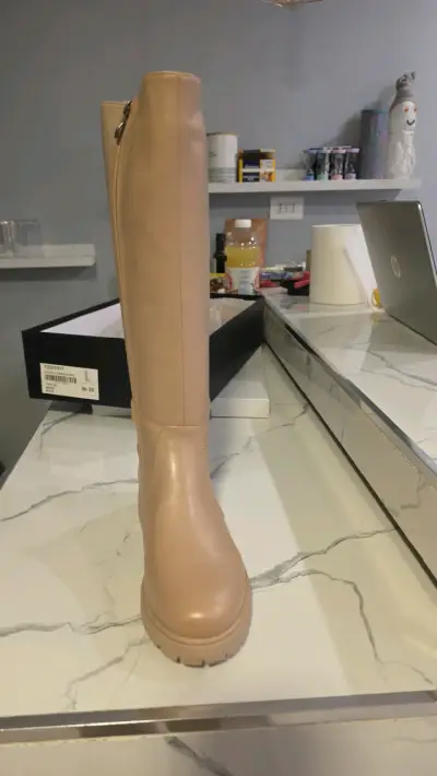Botas largas beige con detalle metálico - miniatura 1