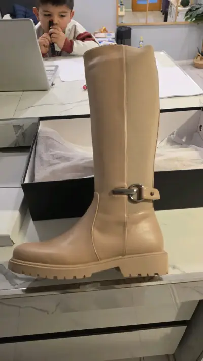 Botas largas beige con detalle metálico - miniatura 2