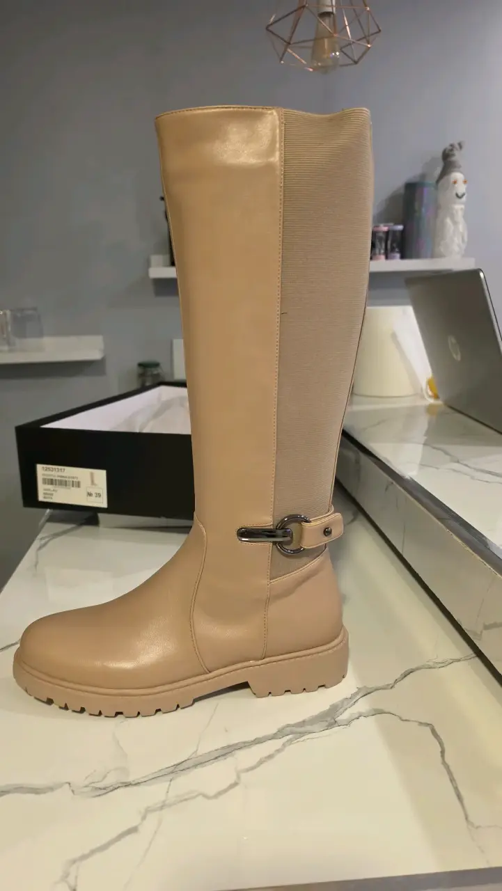 Botas largas beige con detalle metálico - 3