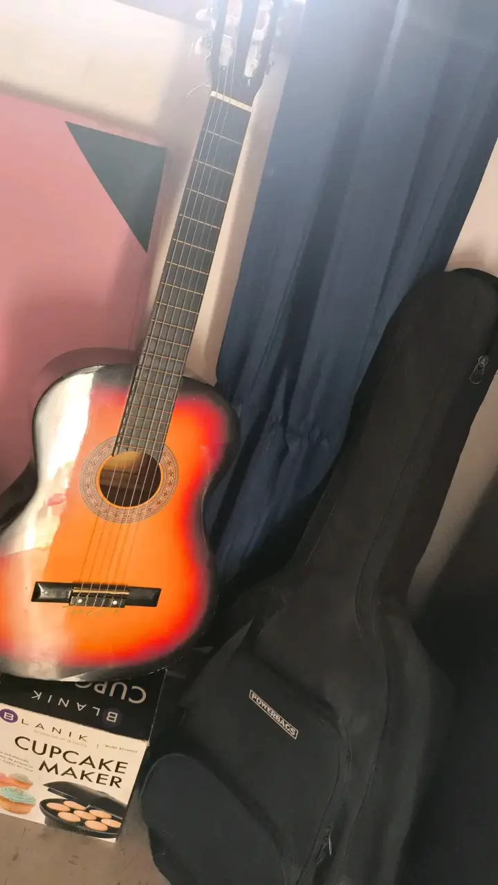 Guitarra clásica con funda y diseño sunburst