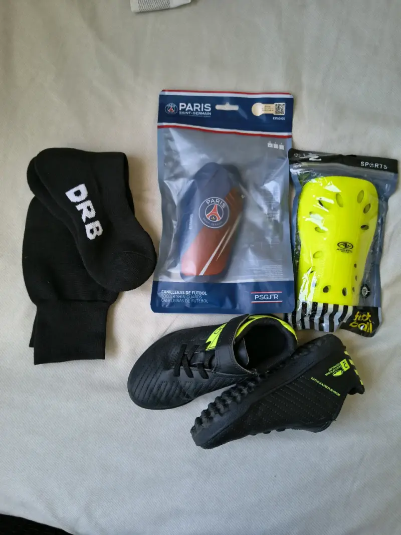 Set de fútbol infantil con zapatillas, canilleras y calcetas