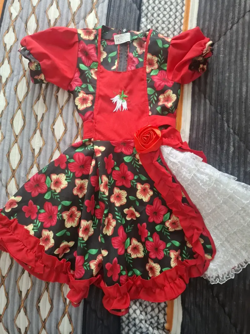 Vestido de niña con flores y volantes