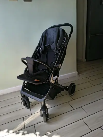 Coche de bebé plegable negro Lubaby - miniatura 1