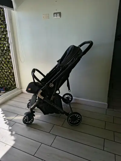 Coche de bebé plegable negro Lubaby - miniatura 3