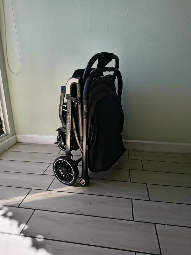 Coche de bebé plegable negro Lubaby - 4