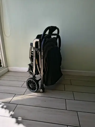 Coche de bebé plegable negro Lubaby - miniatura 4
