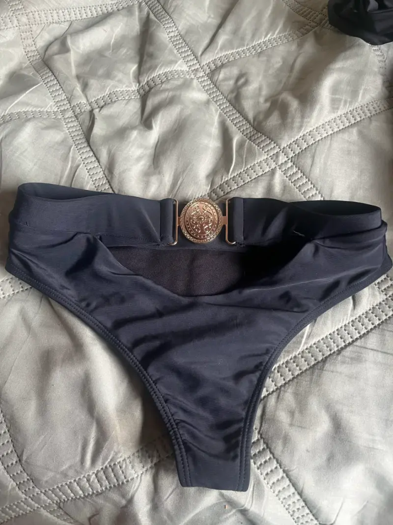 Bikini negro con detalle dorado