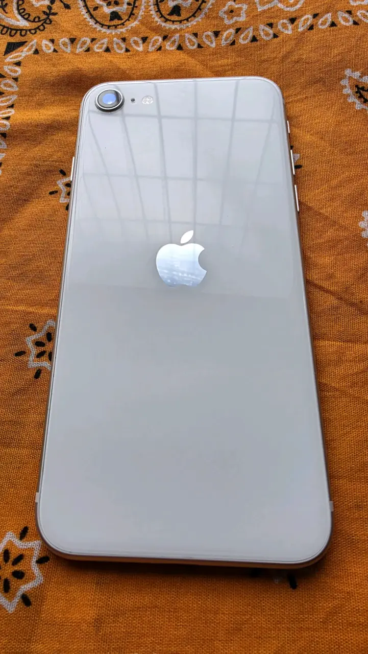 iPhone SE 2020 con bateria al 79% - 1
