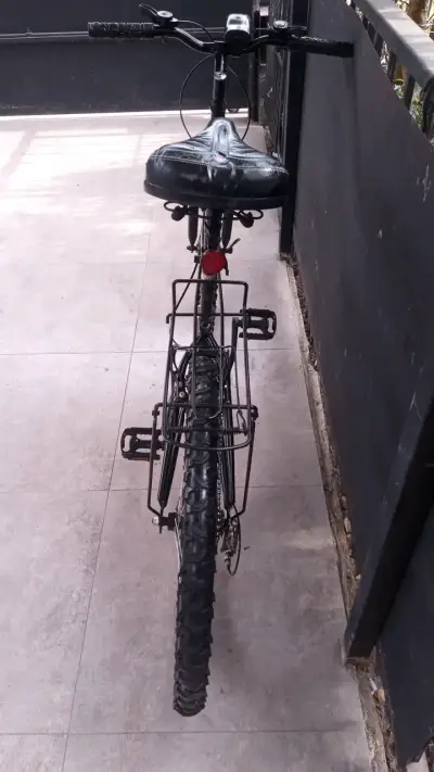 Bicicleta de montaña negra con suspensión - miniatura 2