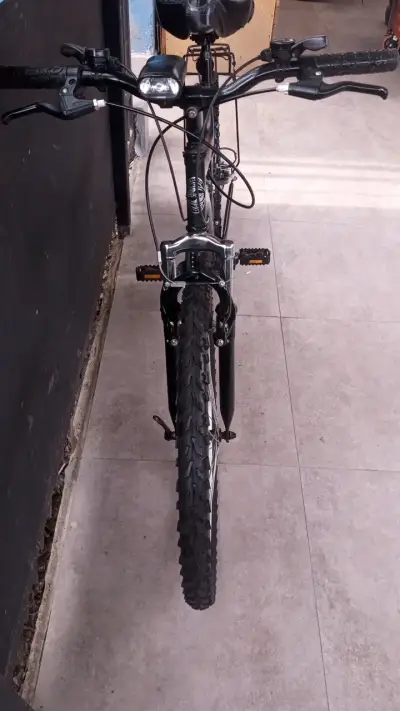 Bicicleta de montaña negra con suspensión - miniatura 3