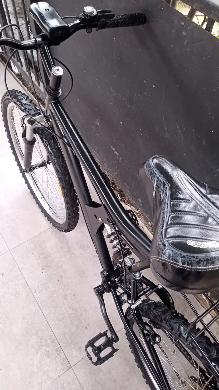 Bicicleta de montaña negra con suspensión - 4
