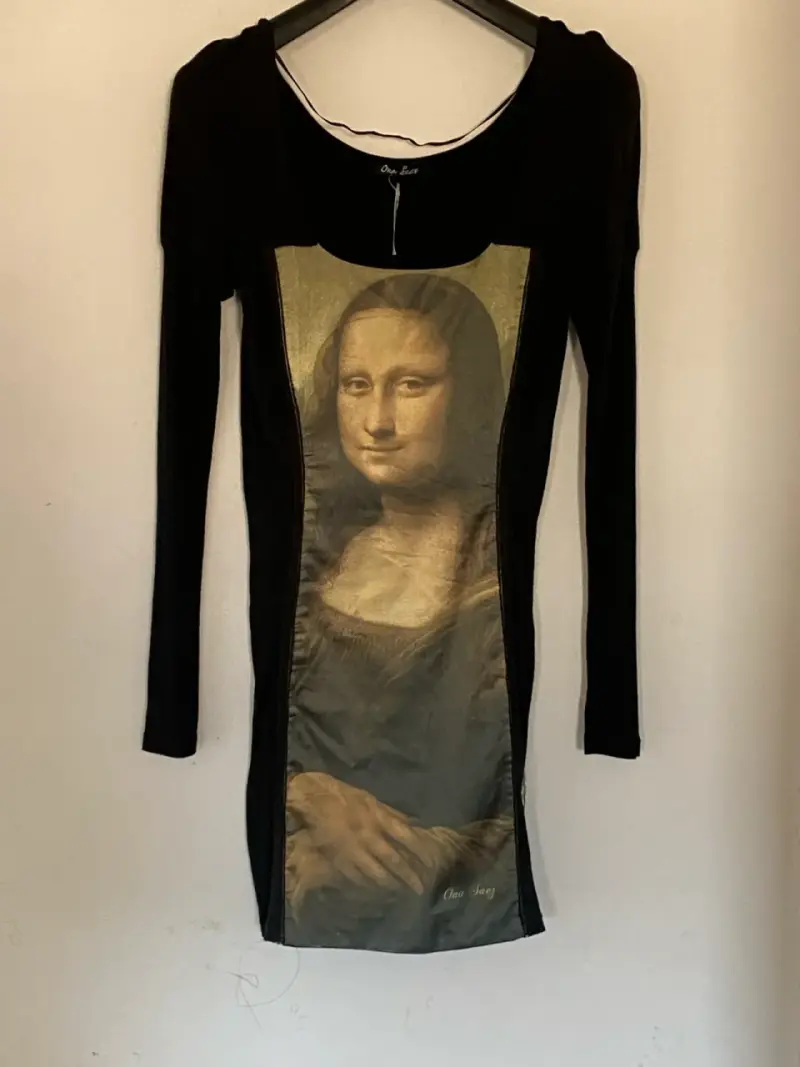 Vestido negro Ona Sáez con estampado de Mona Lisa - 2