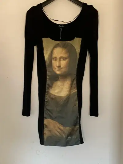 Vestido negro Ona Sáez con estampado de Mona Lisa - miniatura 2