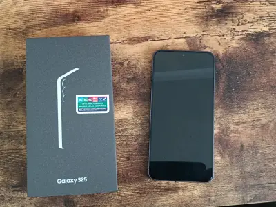 Samsung Galaxy S25 con Cargador - miniatura 1
