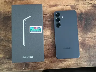 Samsung Galaxy S25 con Cargador - miniatura 2