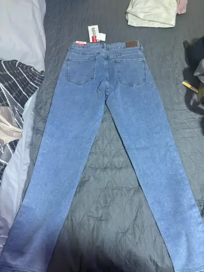 Jeans de mezclilla azul claro para mujer - miniatura 1