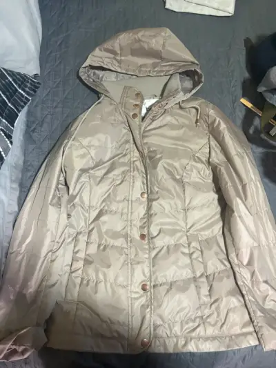 Chaqueta acolchada beige con capucha - miniatura 1