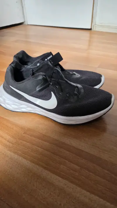 Zapatillas running Nike Revolution 6 negras - miniatura 1