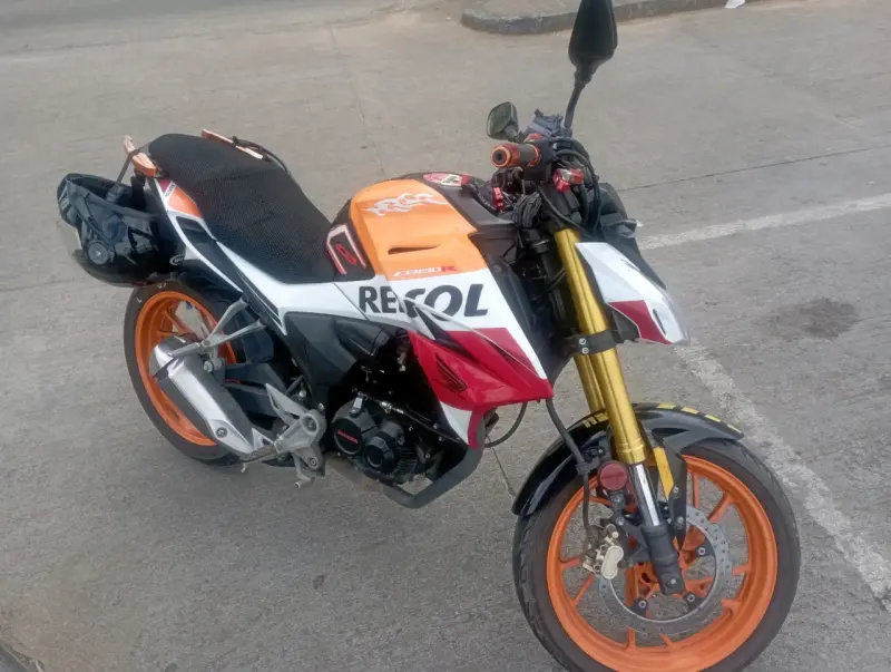 Moto Honda CBR 1900R Repsol en buen estado - 4