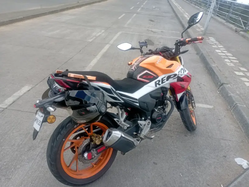 Moto Honda CBR 1900R Repsol en buen estado - 5