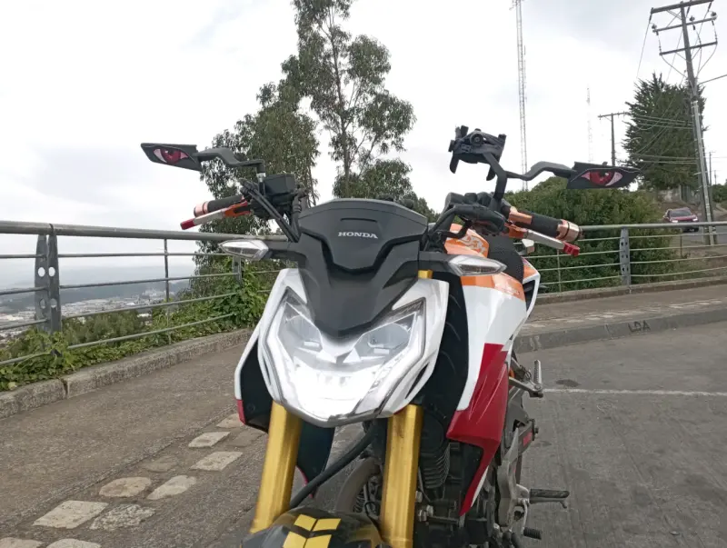 Moto Honda CBR 1900R Repsol en buen estado - 6