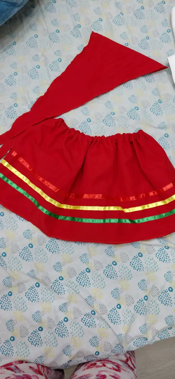 Falda roja con cintas de colores para disfraz