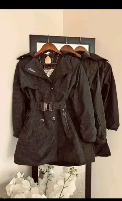 Abrigo negro con cinturón para mujer - miniatura 3
