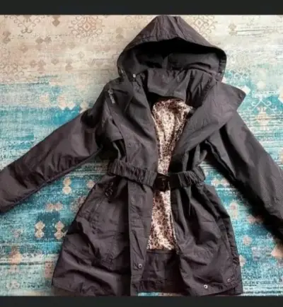 Abrigo negro con cinturón para mujer - miniatura 4